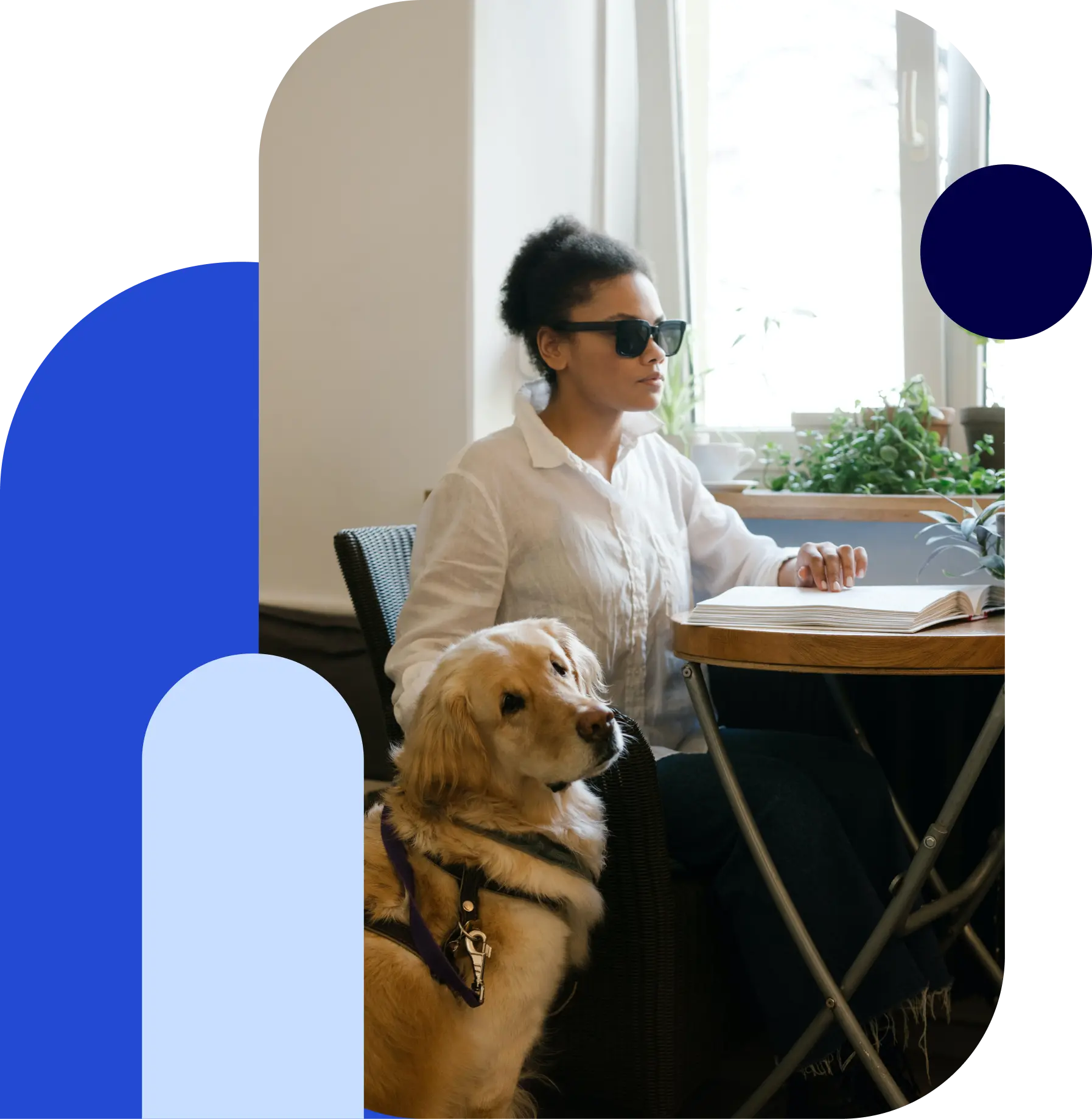 Slechtziende vrouw leest braille met blindengeleidehond naast haar.